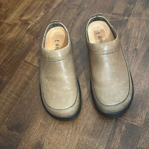 Birkenstock Footprints Ashby tan genuine leather slip onclogs w/black soles, 39